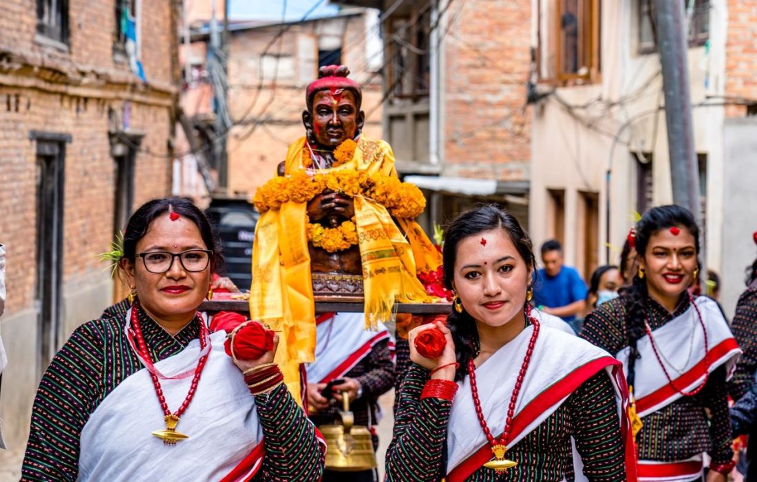 14-Newari-people-carrying-a-statue-of-Sankhardhar-Sakwhaand-kathmandu
